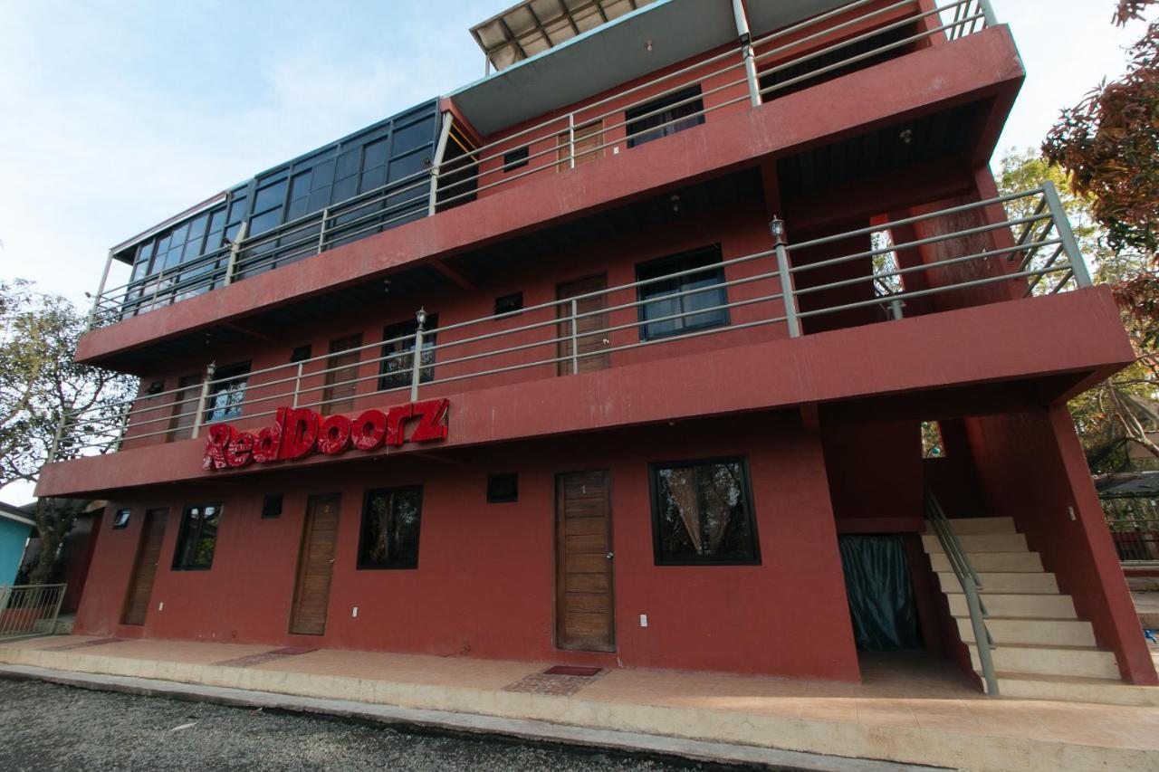 Reddoorz Plus At Malabag Silang - Vaccinated Staff Dış mekan fotoğraf